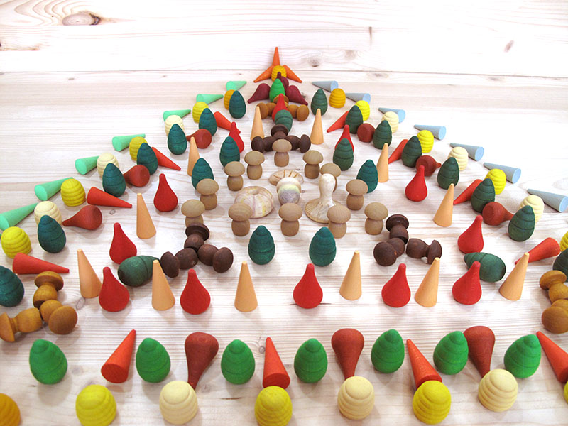 Mandala triángulo de otoño con piezas sueltas Grapat, visto frontalmente - Qué es el juego heurístico: ejemplos de actividades con piezas sueltas