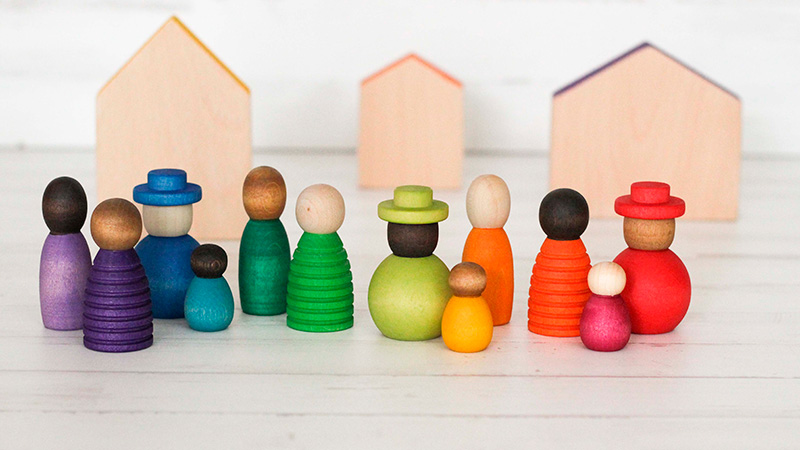 Set Together de Grapat, con 12 muñecos con distintos tonos de piel, formas y tamaños, que reflejan la diversidad de las personas - Qué es el juego heurístico: ejemplos de actividades con piezas sueltas