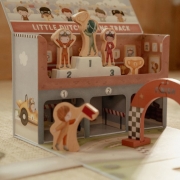 Caja de Juego con Pista de Carreras