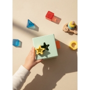 Cubo clasificador de formas y colores de silicona