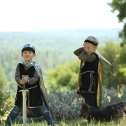 Fato de Cavaleiro Prateado com Capa e Coroa 5-6 anos