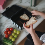 Fiambrera infantil Noui Noui con 3 bandejas extraíbles Black