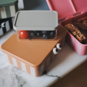 Fiambrera infantil Noui Noui con 3 bandejas extraíbles Mustard