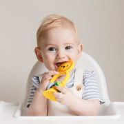 Leão de silicone Buddy para cadeira alta