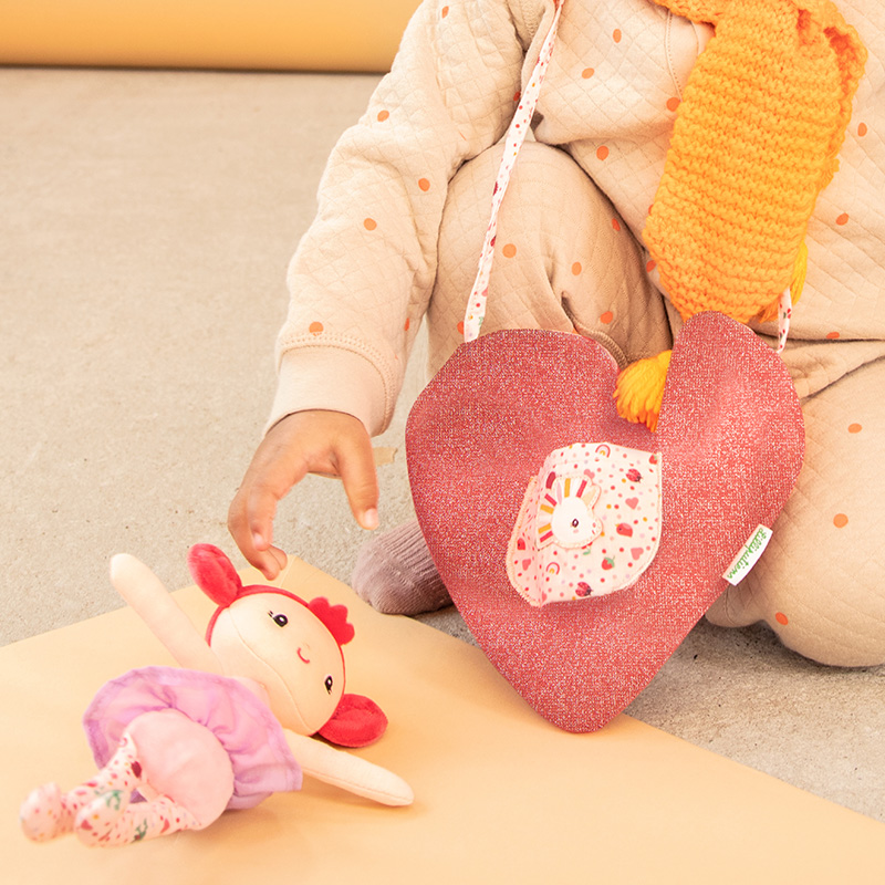 Muñeca Aline con Bolso Corazón