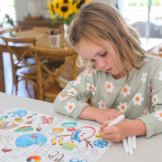 Scribble Mat Tapete reutilizable para colorear: Las Estaciones