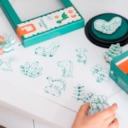 Janod Set 50 Timbri In Schiuma Per Bambine - Stampinoo Girly, Con Cuscinetto Inchiostro 3 Colori, Da 6 Anni, In Scatola Metallo