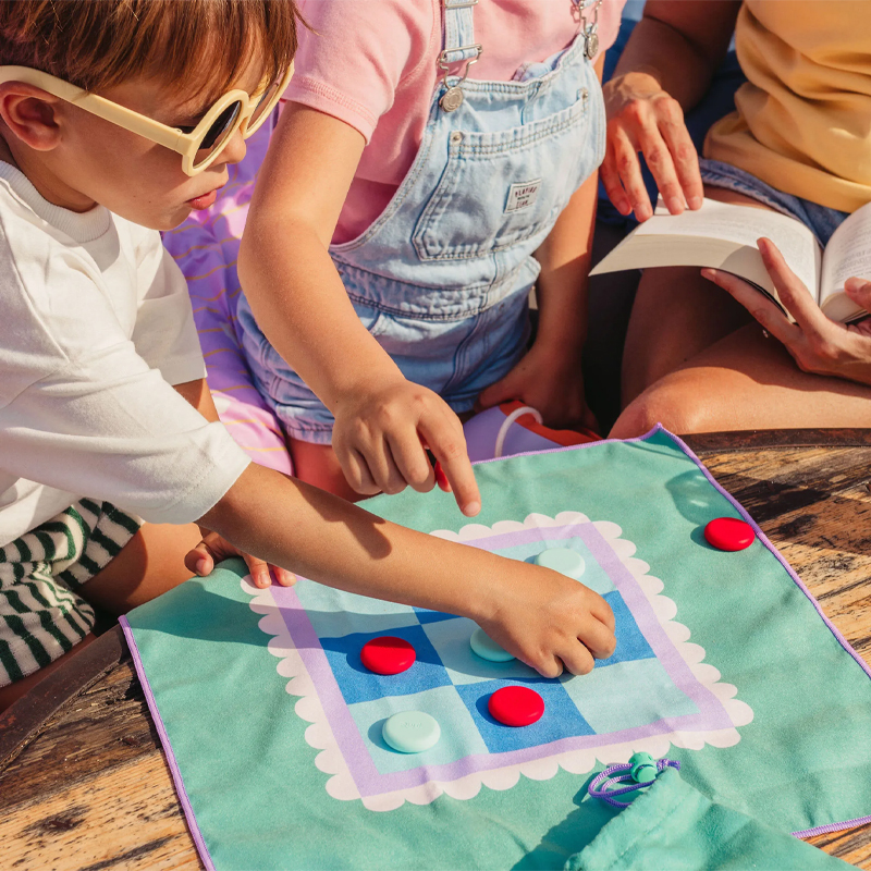 Toalla de Juego Mini Parchís y Tres en Raya