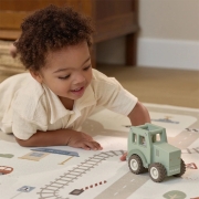 Tractor de madera verde con granjero de Little Dutch
